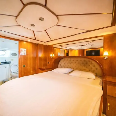 Luxury Yachts 船上ホテル イスタンブール