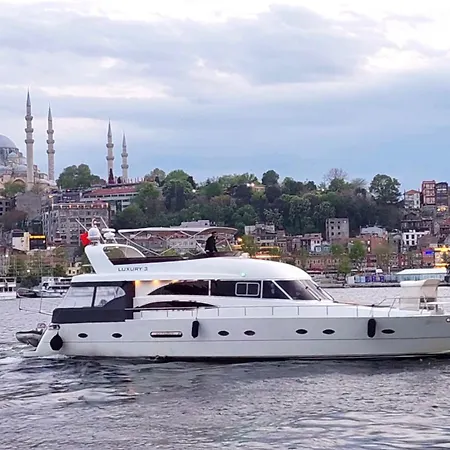 Luxury Yachts Úszó hotel Isztambul