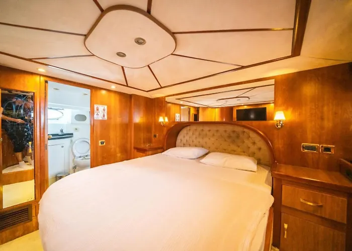 Luxury Yachts Úszó hotel Isztambul