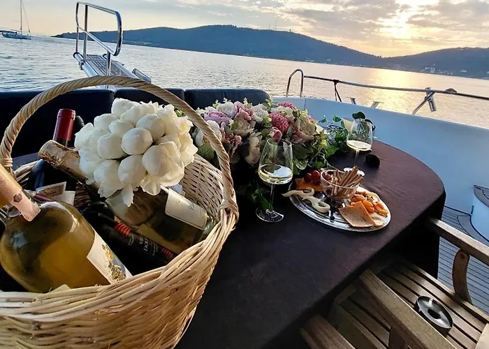 Luxury Yachts Úszó hotel *